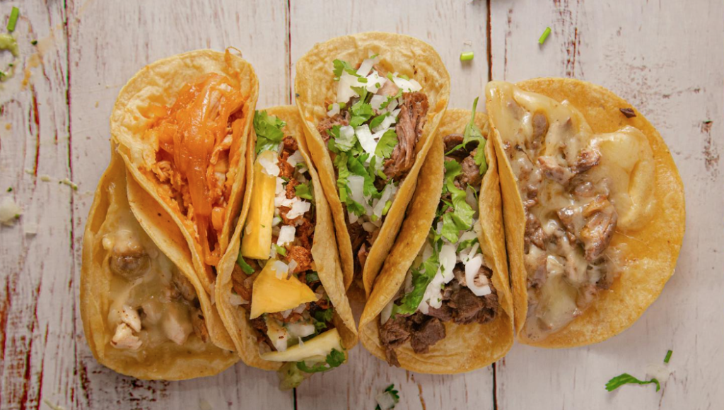 Tre tacos med kød og grønt fra Tacos Foodtruck