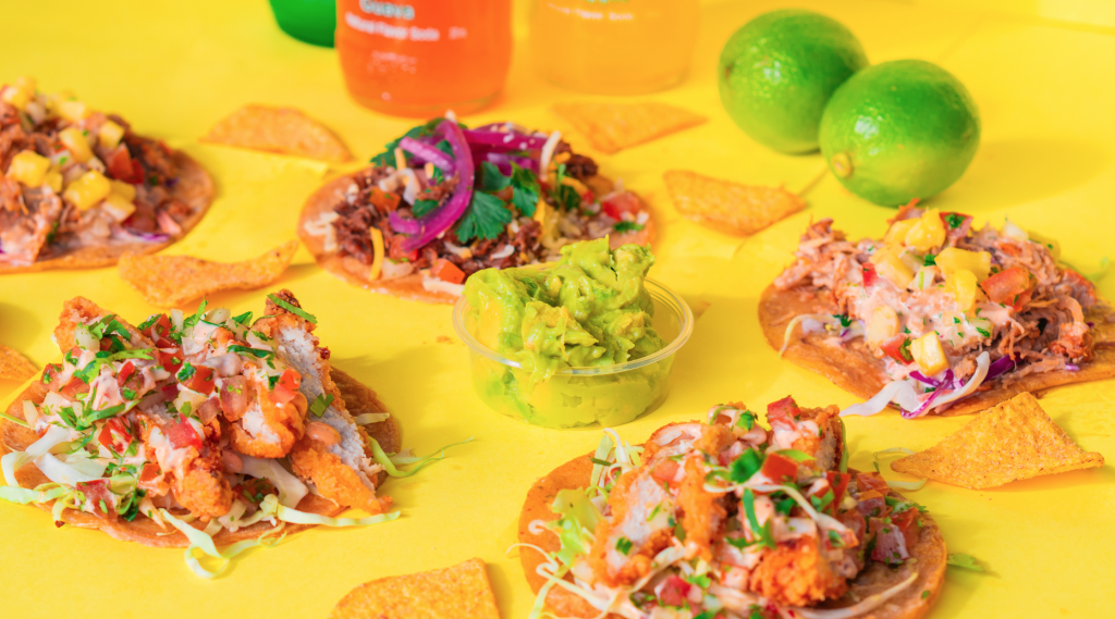Tacos med kød, salsa og frisk lime
