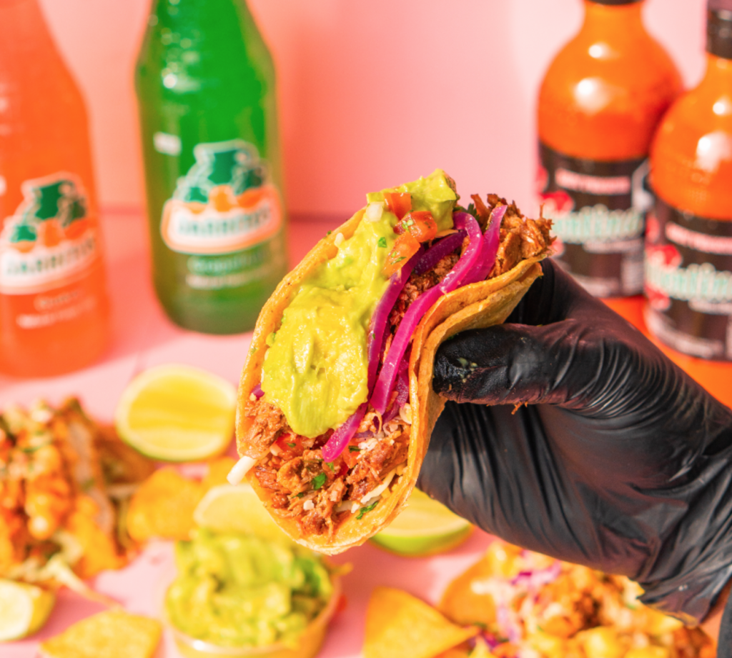 Tacos med hot sauce og mexicanske sodavand
