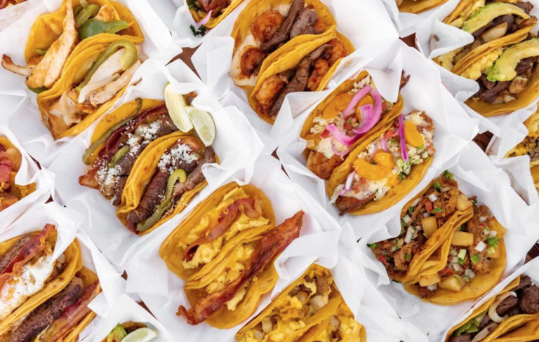 Mange tacos i papirbakker klar til servering